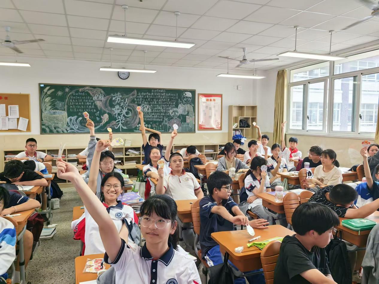 蔷薇节感恩教育新闻稿_html_7339c367.jpg