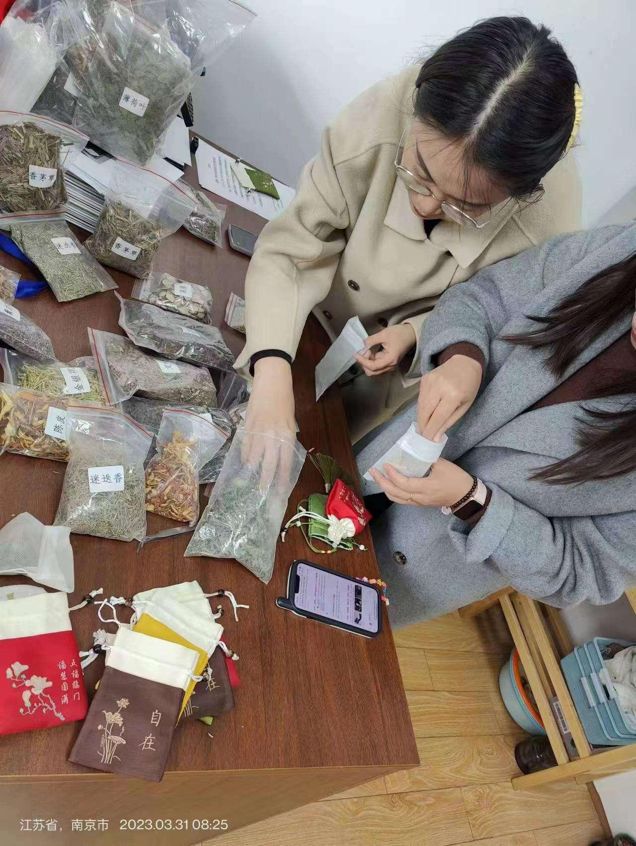【臻美花中 花样劳动】巧手制香囊 ，药香满校园 ——南京市花园中学开展香囊创作比赛活动_html_61573a5f.jpg