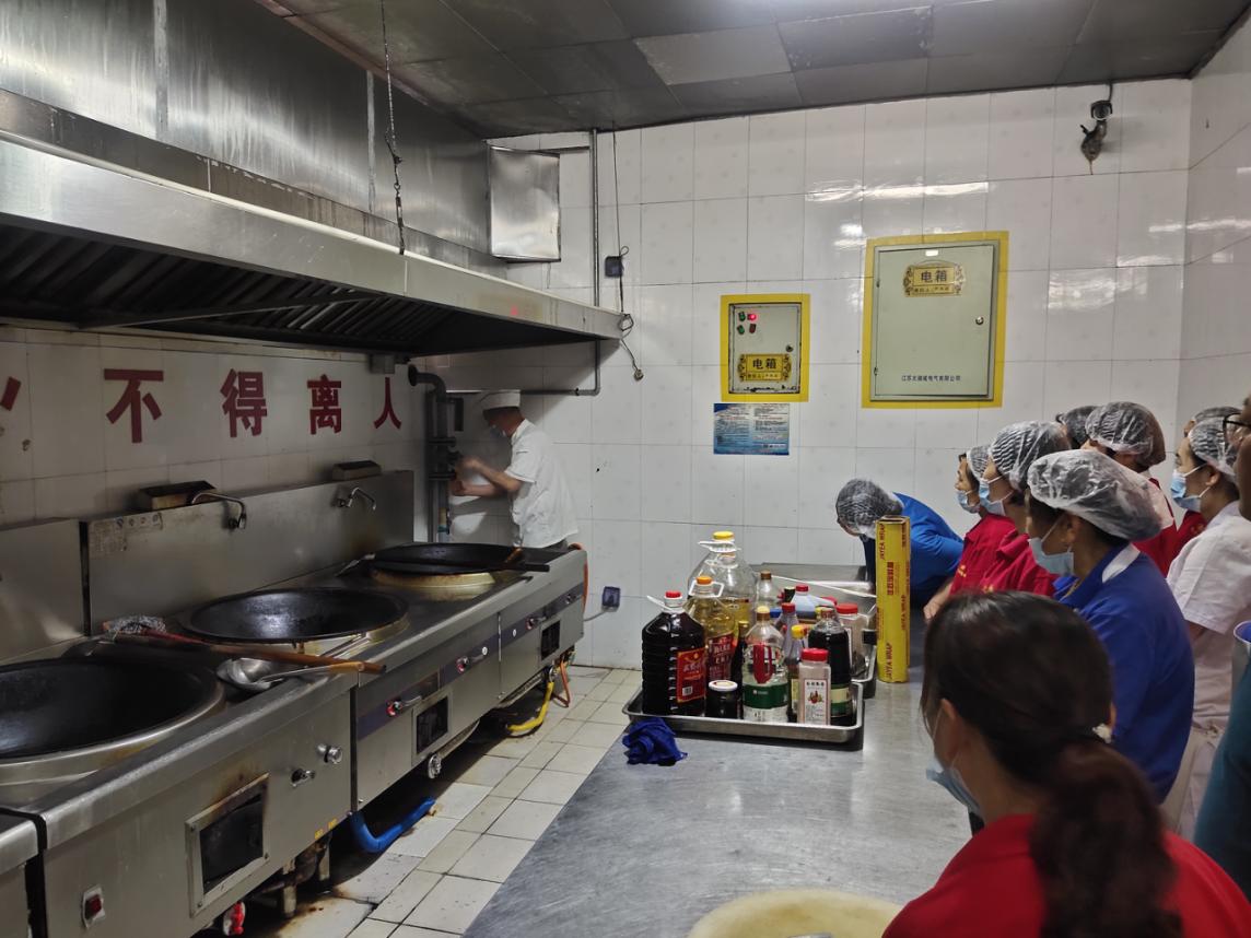 南京一中马群分校食堂开展燃气泄漏安全演练活动新_html_m30784650.jpg
