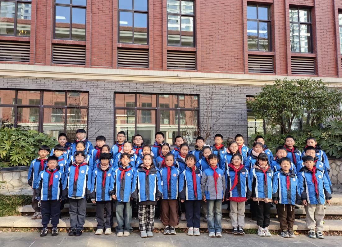 20241224第17周升旗仪式新闻稿_html_2dd227f9.jpg