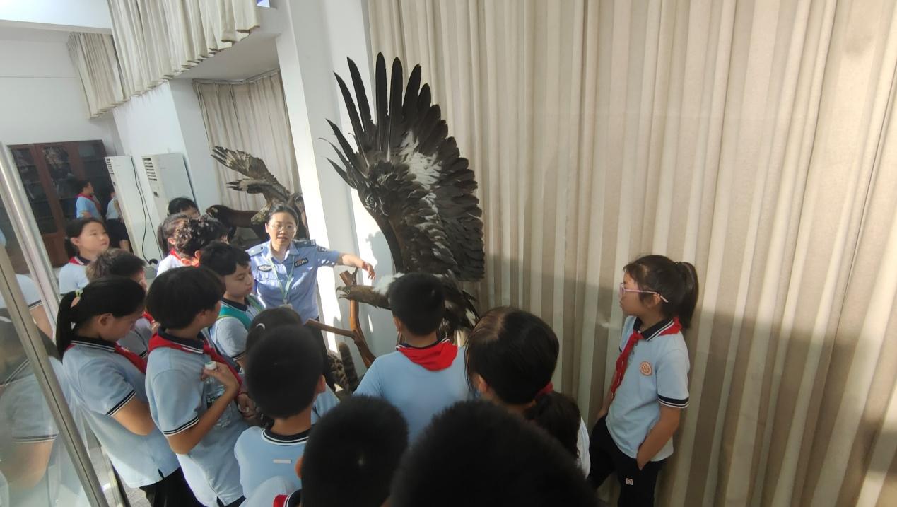 陶娃进警校 体验真”警“色——晓庄小学2019级3中队暑期校社共建 警育少年活动(1)-2023_html_638e356d.jpg