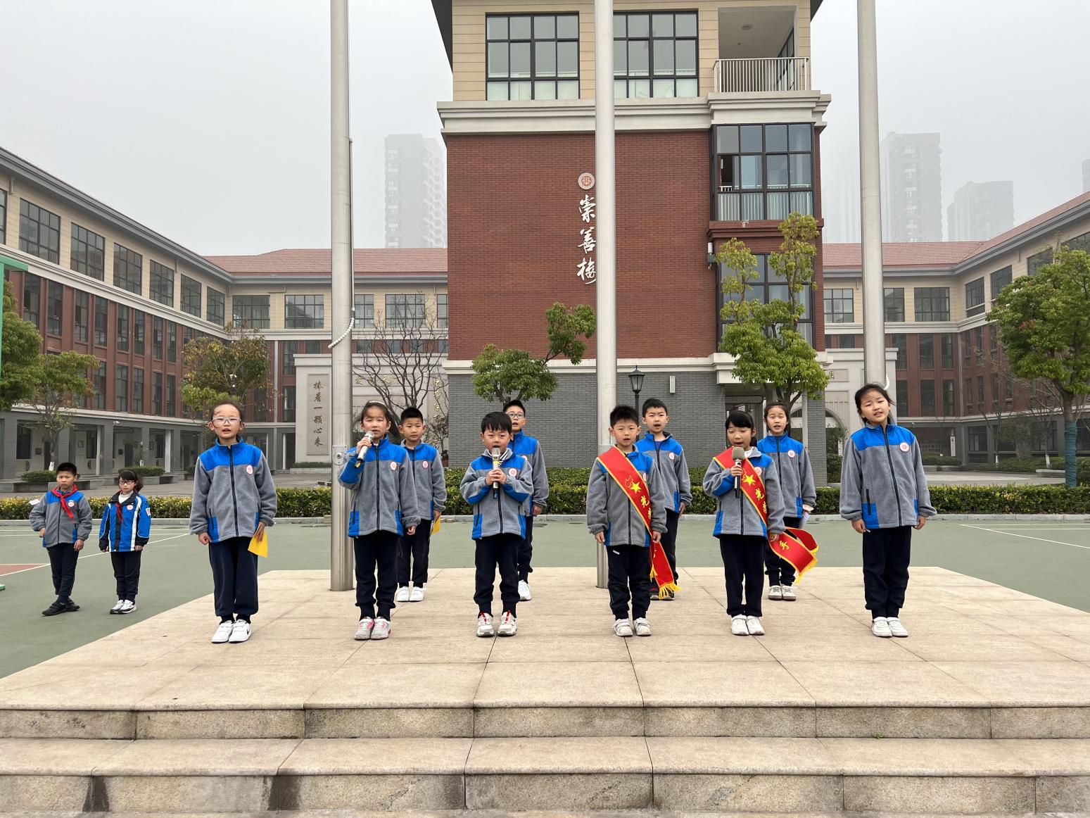 第五周升旗仪式新闻稿_html_69f247e7.jpg