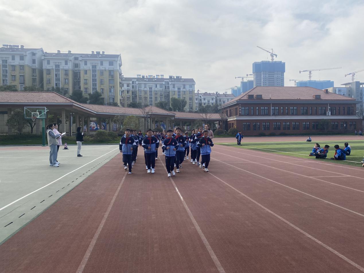 跑操比赛新闻稿_html_386c9fde.jpg
