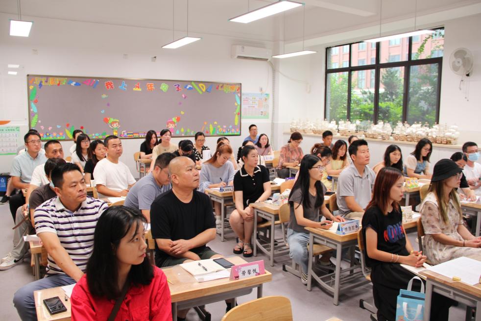 家长共携手 合力育陶娃——记2023级一年级新生家长会暨晓庄小学家长课堂第一课_html_m5f9445b7.jpg