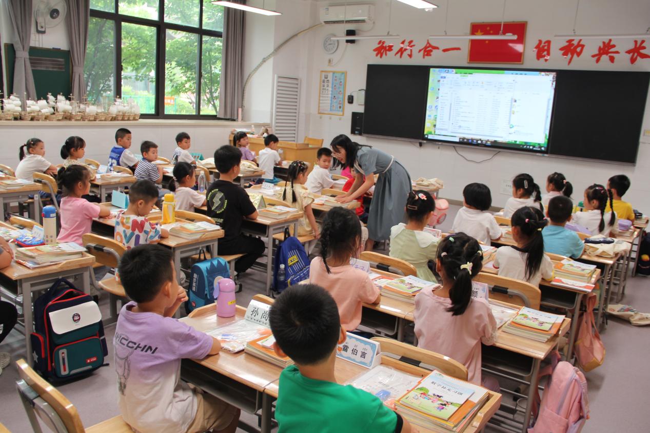 新生入学教育活动新闻_html_7c54266e.jpg