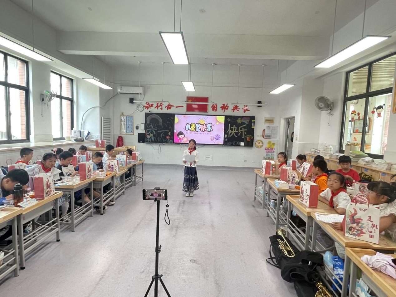 20240602我和导师过六一_html_m4ea4630e.jpg