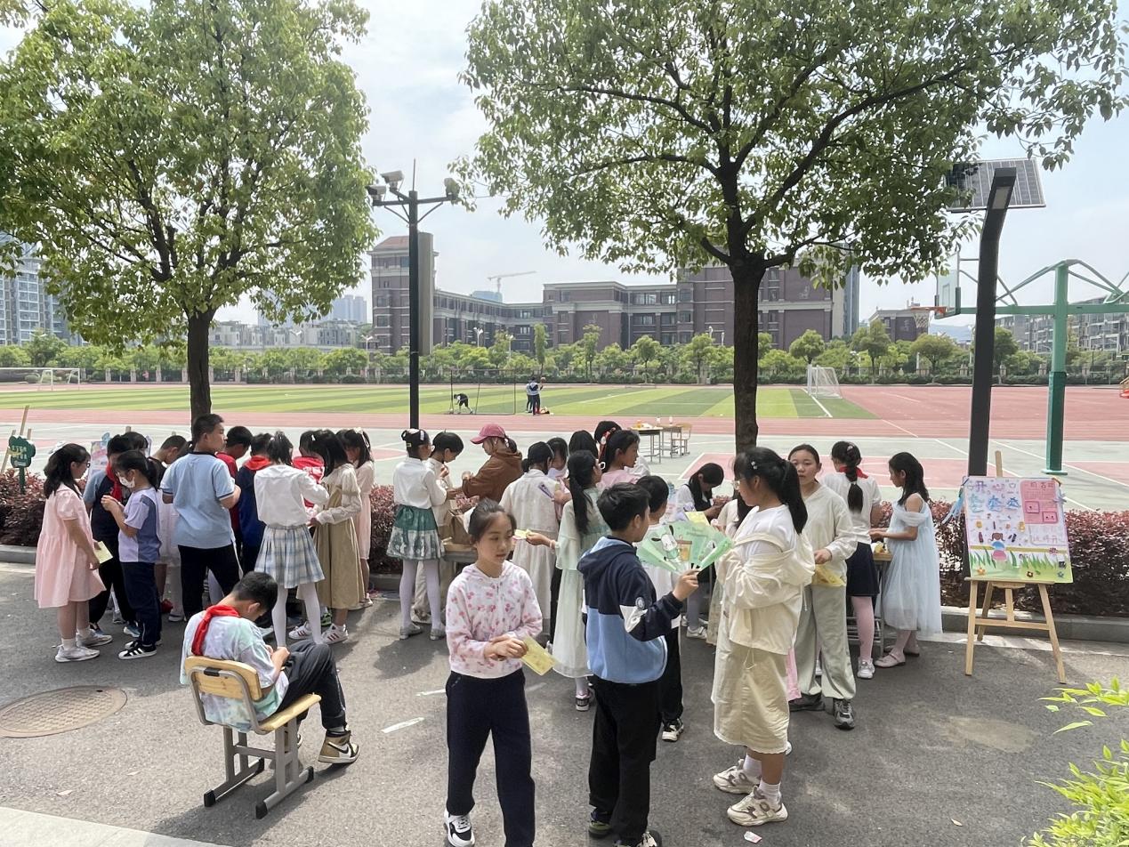20240602我和导师过六一_html_m5b85c8d1.jpg