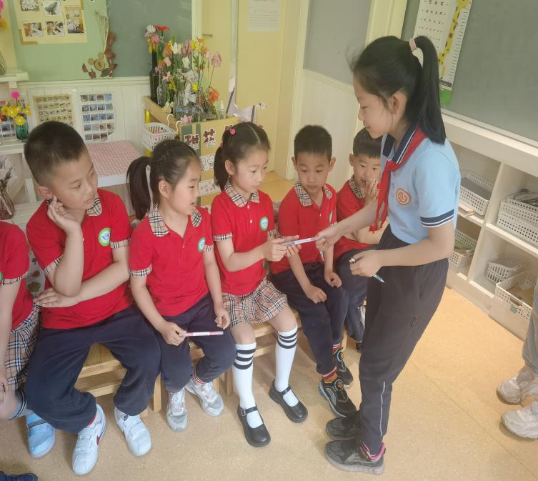 小小先生手手相牵   心心相印步步向前——记入燕子矶幼儿园交流活动_html_m3052c8de.jpg