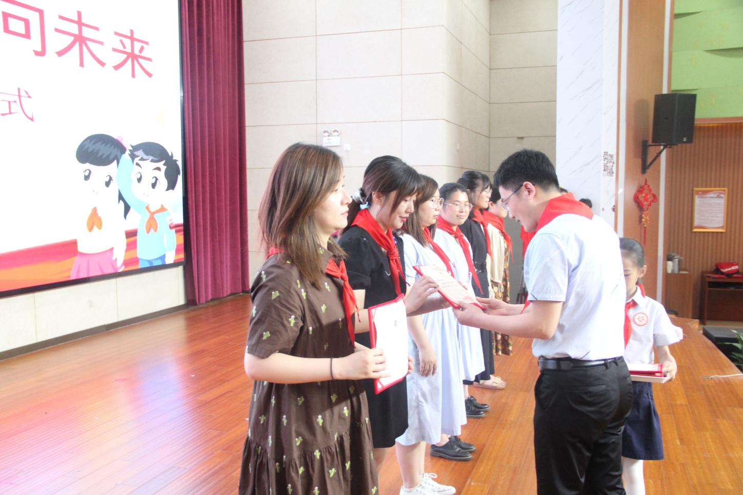 入队仪式新闻稿(1)_html_m15617a6a.jpg