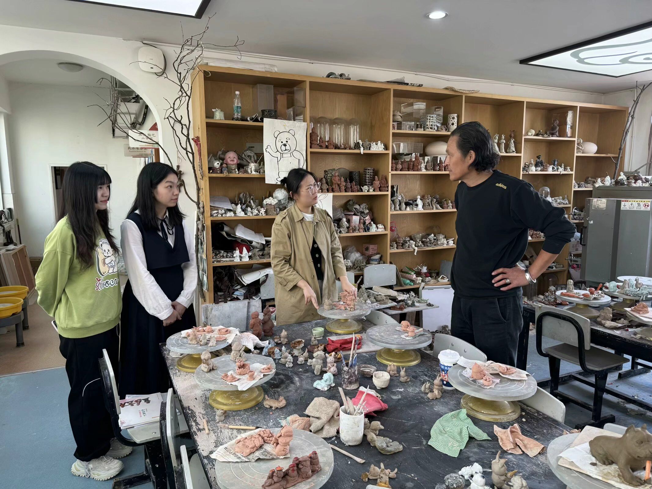 【知行晓庄】聚焦“陶艺”主题 研学“借鉴”提升——晓庄小学美术组赴王成工作室学习暨校本主题研修活动