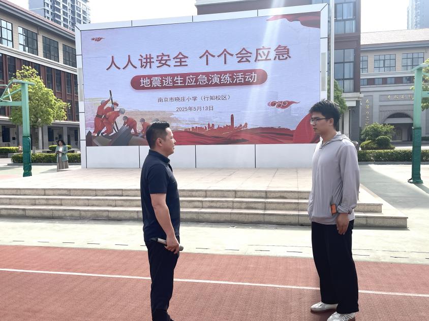 晓庄小学（行知校区）地震逃生演练报道_html_7db0305b.jpg
