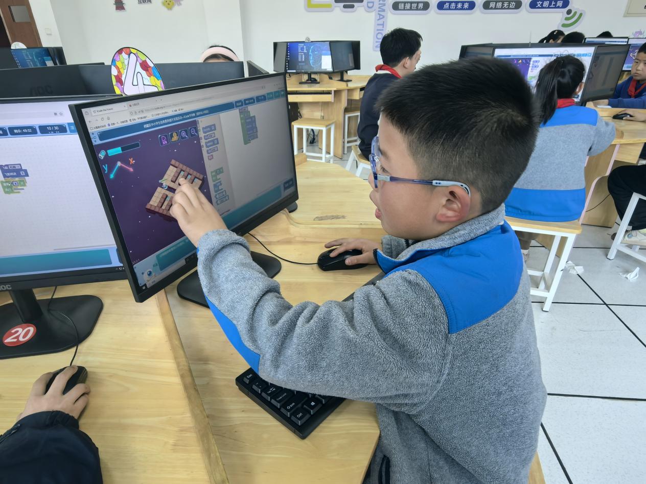 科技节4.30(1)_html_d574d7b.jpg