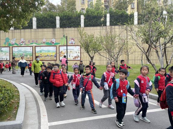 快乐体验 筑梦成长——栖霞区燕子矶幼儿园参访小记_html_2e624f0.jpg