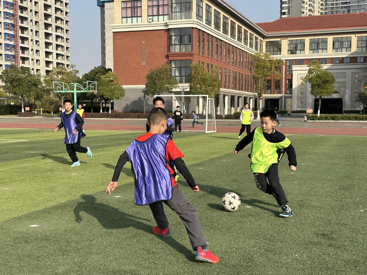 20231205晓庄小学“校长杯”足球班级联赛赛程报道（二）_html_270bc255.jpg