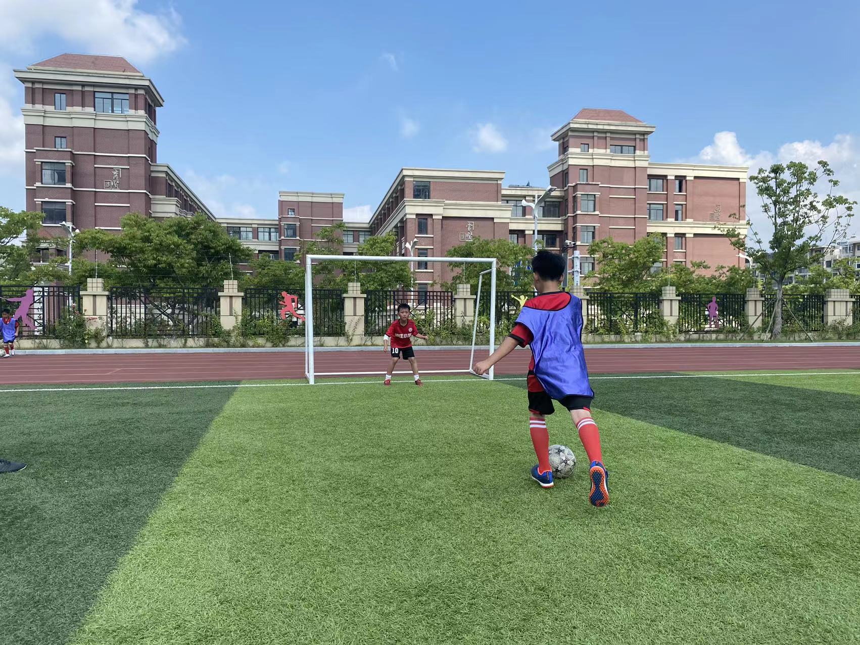 足球班级联赛新闻稿(1)_html_42ff1111.jpg