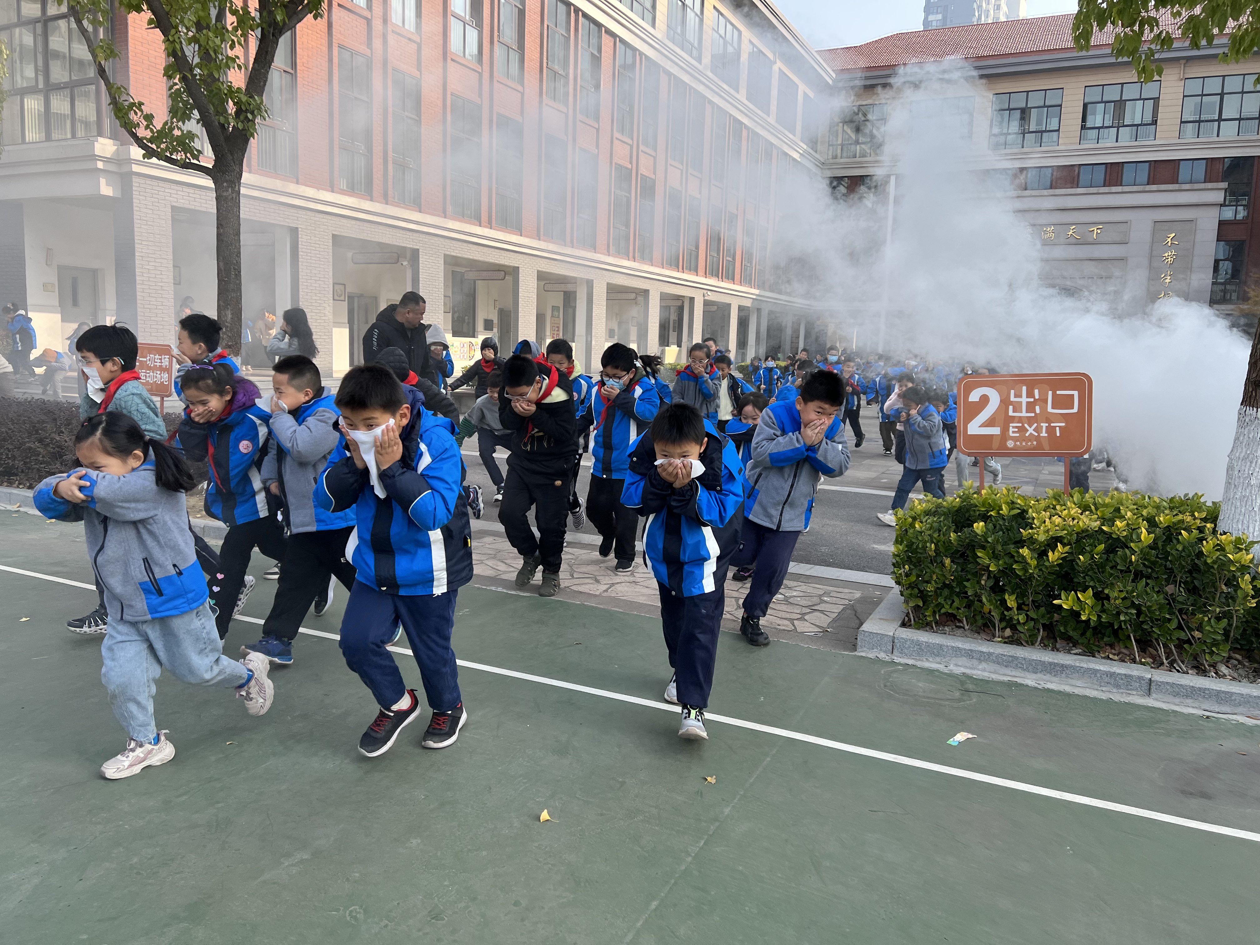 20231129消防疏散演练报道_html_2c472fb6.jpg