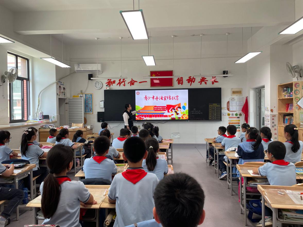 南京市晓庄小学法治宣传教育周活动新闻稿_html_348246e3.jpg