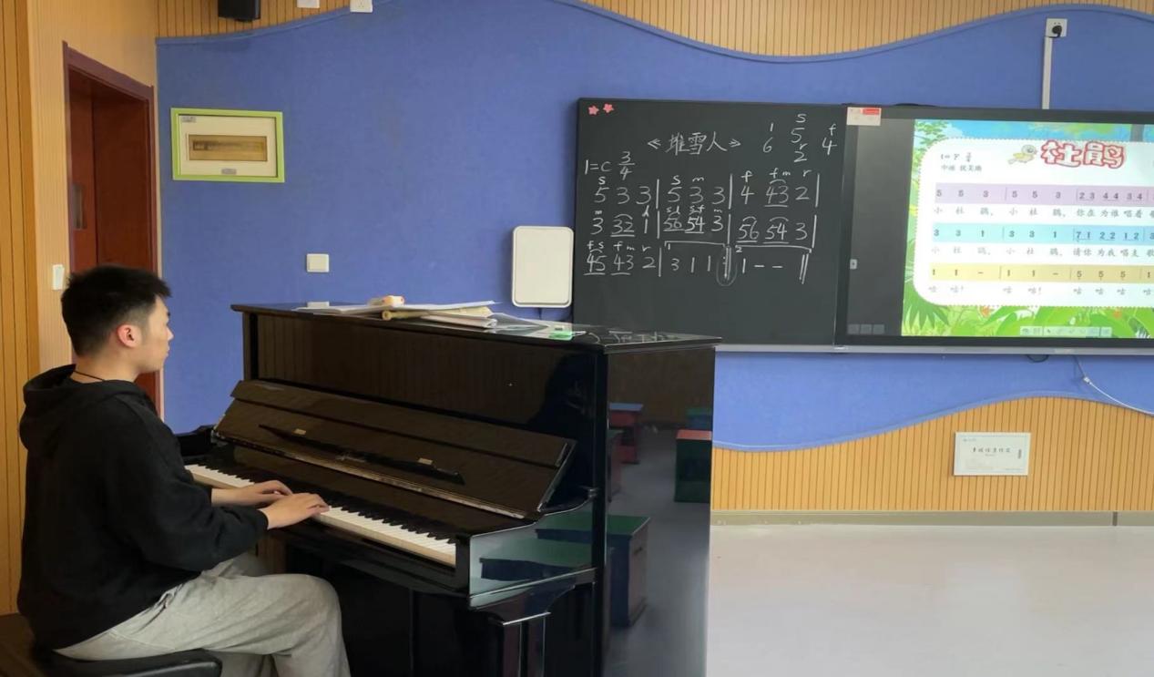 潜心音乐教研，引领高效课堂——记南京市晓庄小学音乐校本教研活动_html_6a544e91.jpg