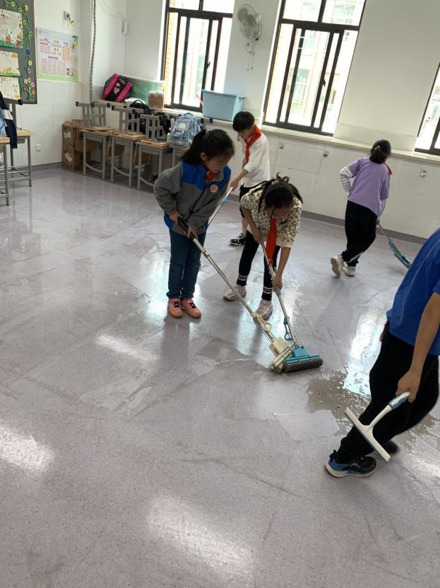 晓庄小学劳动月系列活动新闻_html_531da8ea.jpg