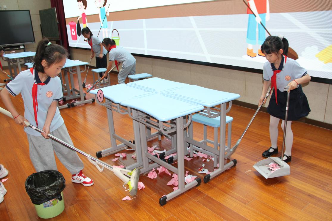 晓庄小学劳动月系列活动新闻_html_4c738f4c.jpg