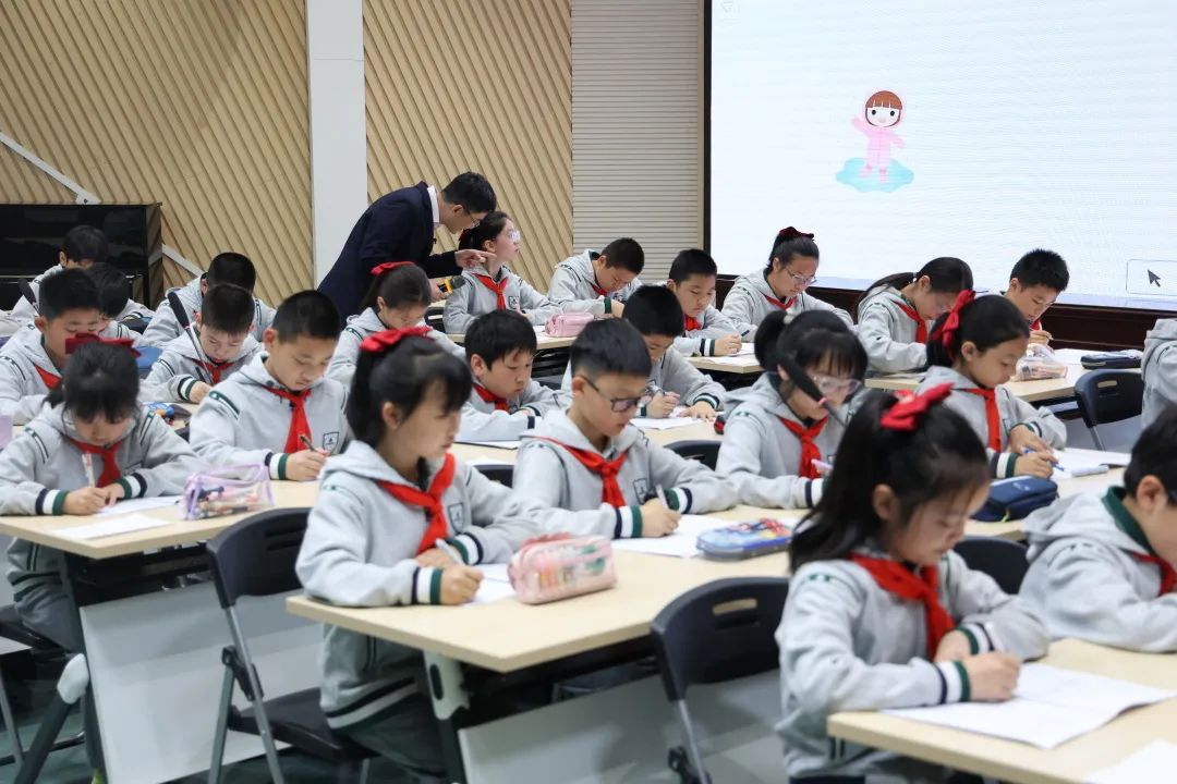 立足新课程(1)_html_m7502f538.jpg