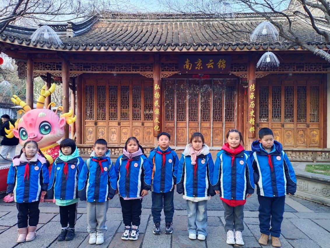 20240202   7.奏长江韵彩 绘古都风华_html_m2eeda064.jpg