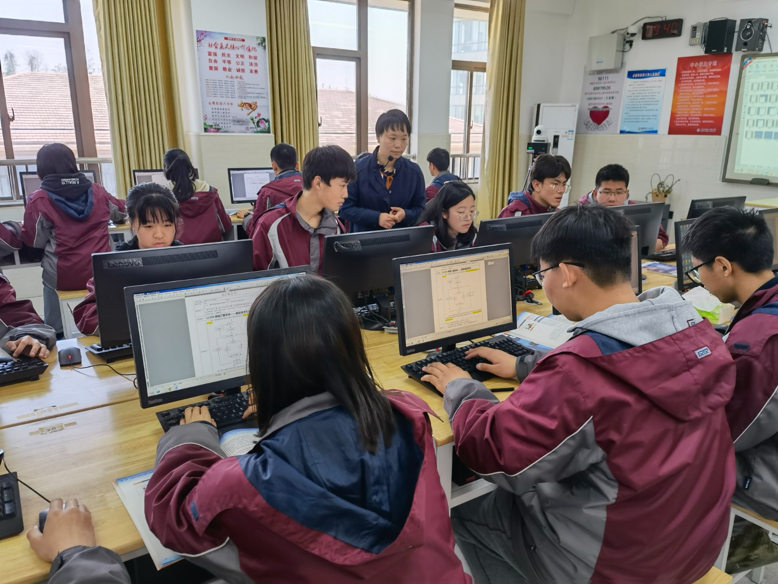 肖挚冰老师2.jpg 肖挚冰老师2.jpg