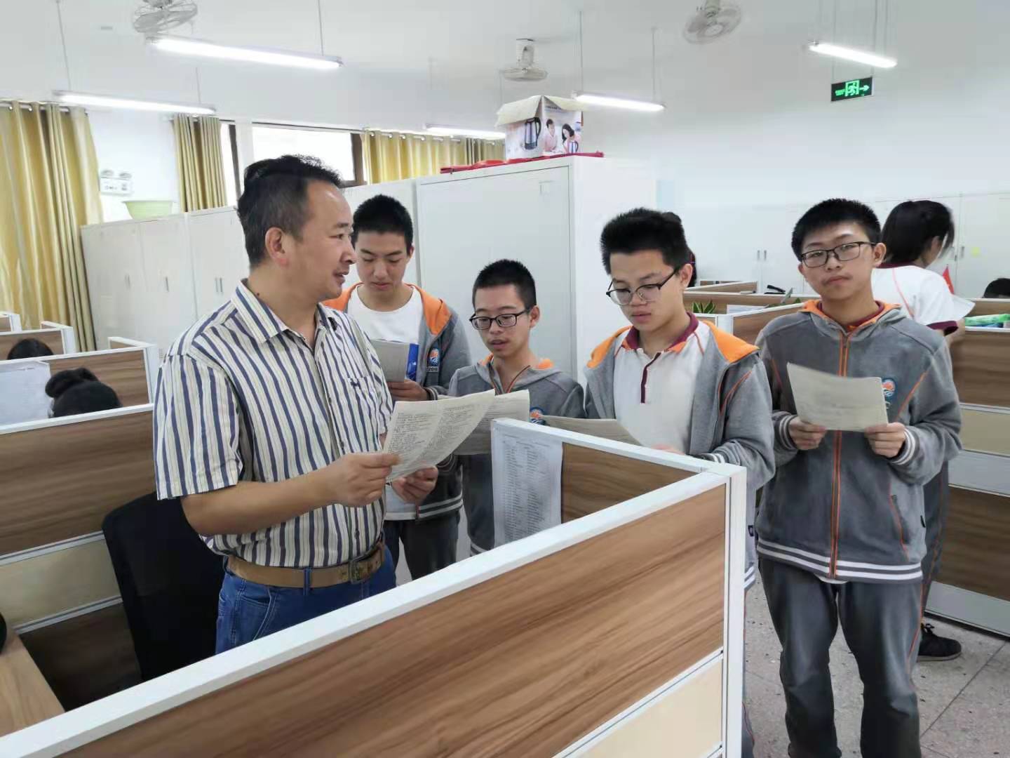 高三(7)班英语学科 尹树祥老师.jpg