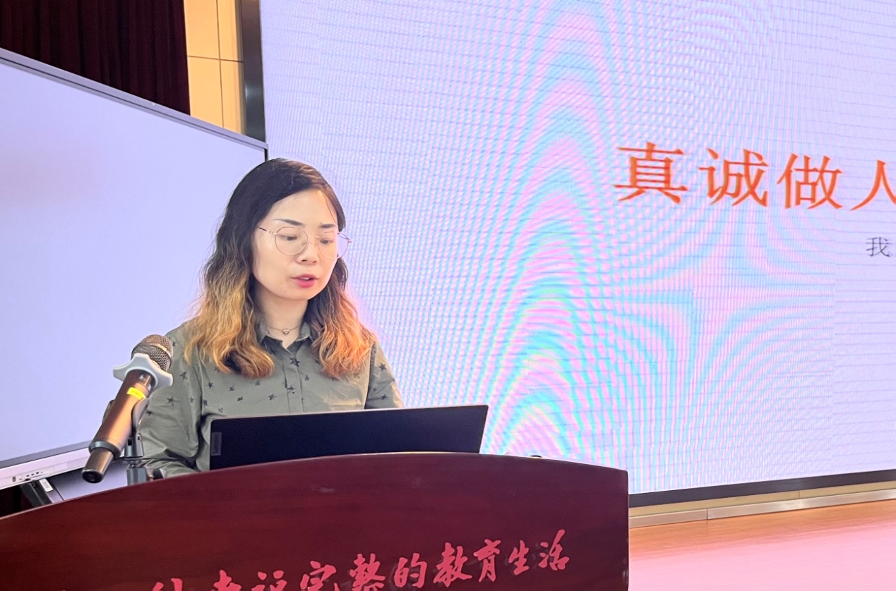 【融进名师讲坛】真诚做人，真心做事——周雁秋老师的教育故事_html_609ce405.jpg
