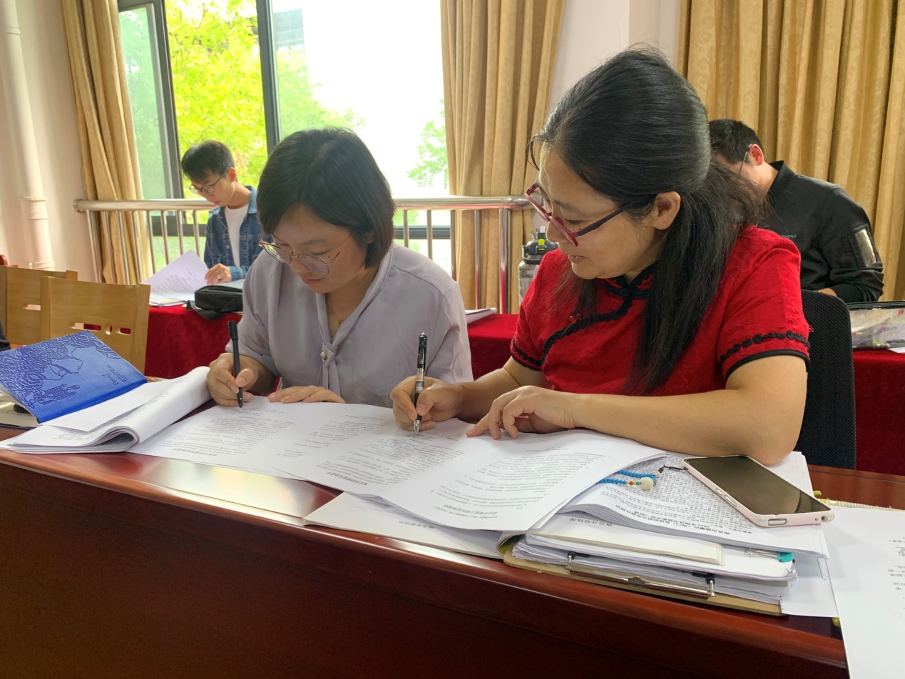 2022.9.28师徒结对共成长 言传身教谱芳华——实初尧化2022-2023学年班主任师徒结对仪式_html_m209424af.jpg