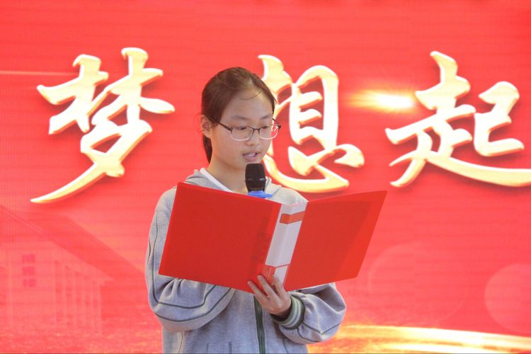 2021.5.17青春激扬  梦想启航——实初尧化举行青春仪式_html_5be5964f.jpg