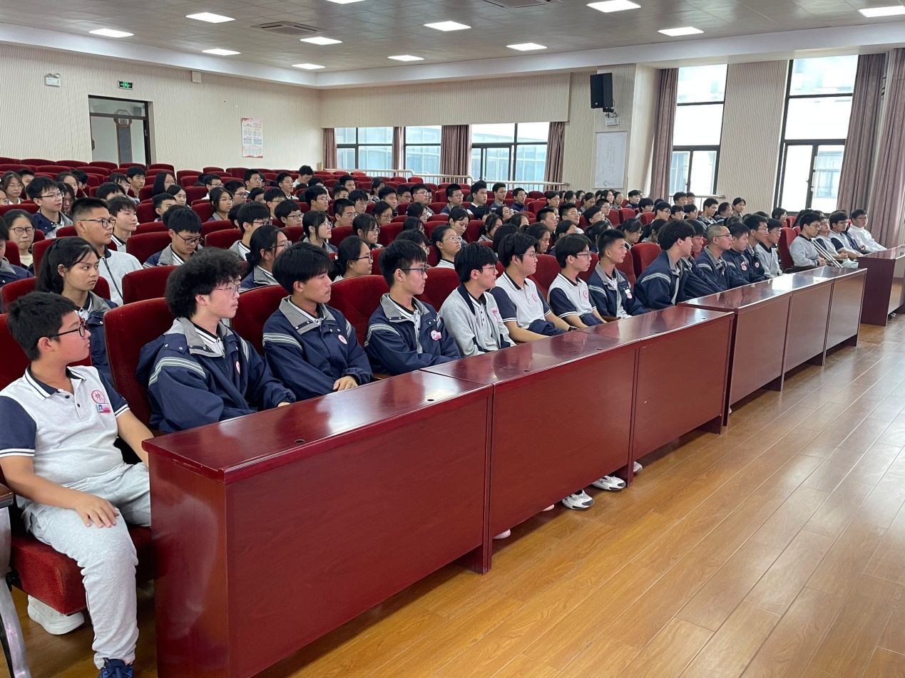 【融进工会】劳模工匠进校园 传递精神助成长——实初尧化开展“劳模工匠进校园”活动_html_m14742111.jpg