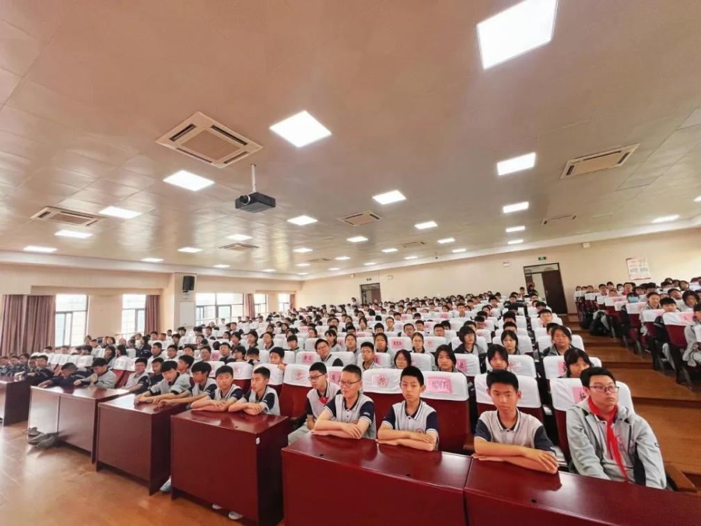 4.23【融创德育】解密青春之声   绽放懵懂之花——栖霞实验初级中学学生主题教育活动_html_76360eda.jpg