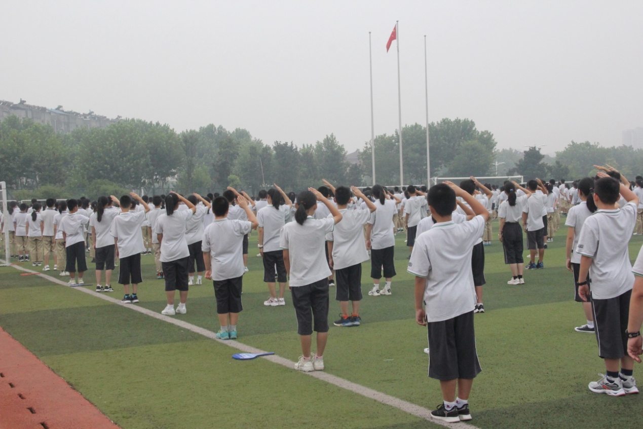 “铭记师恩”主题教师节表彰活动_html_332bc2aa.jpg