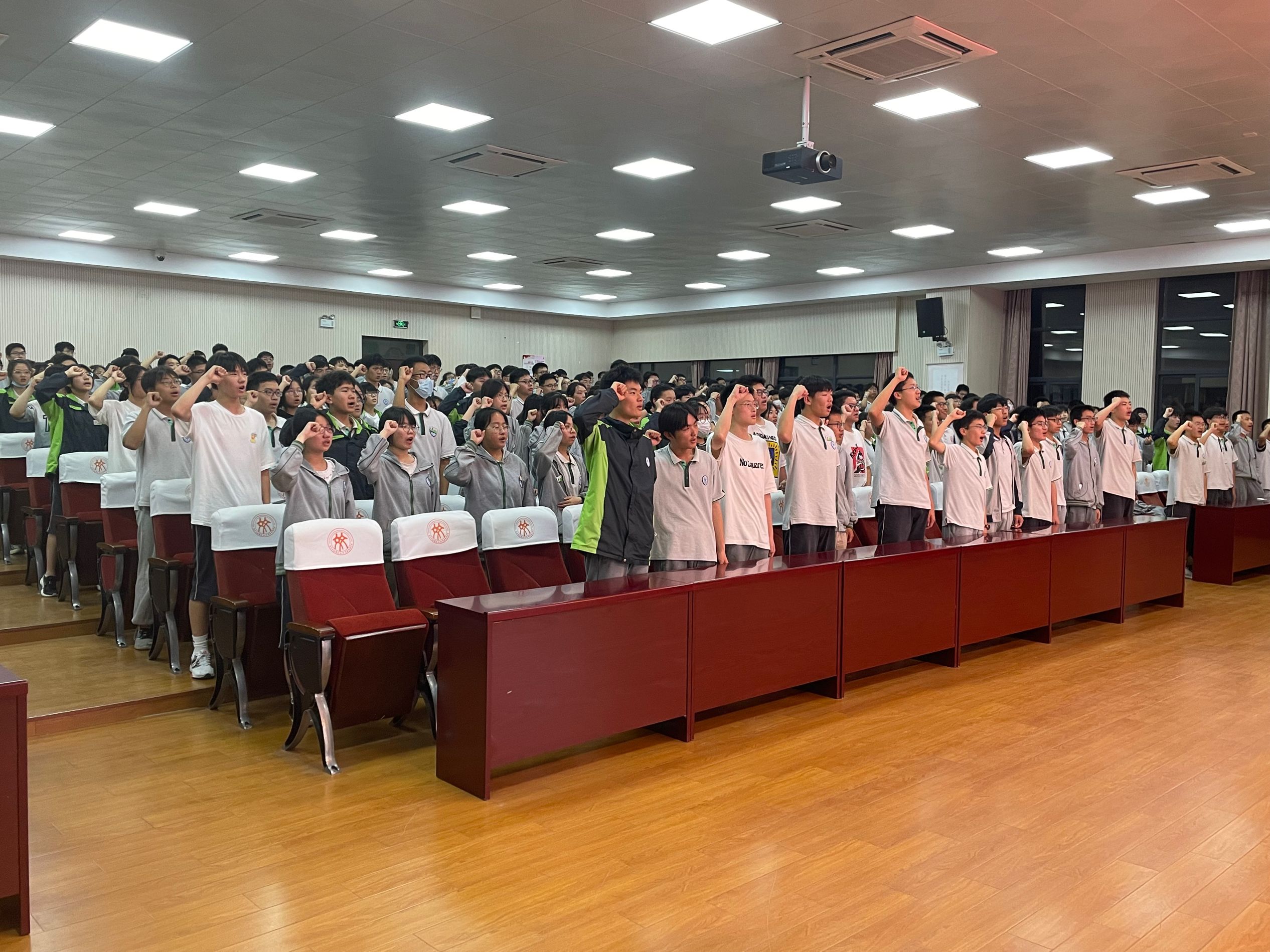 【融进教学】心动力，行未来——实初尧化初三年级进行感恩励志演讲_html_763840da.jpg