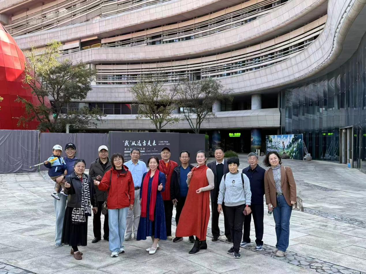 10.29岁岁重阳暖 敬老情更浓——实初尧化重阳节致敬退休教师活动_html_3b2eb1.jpg