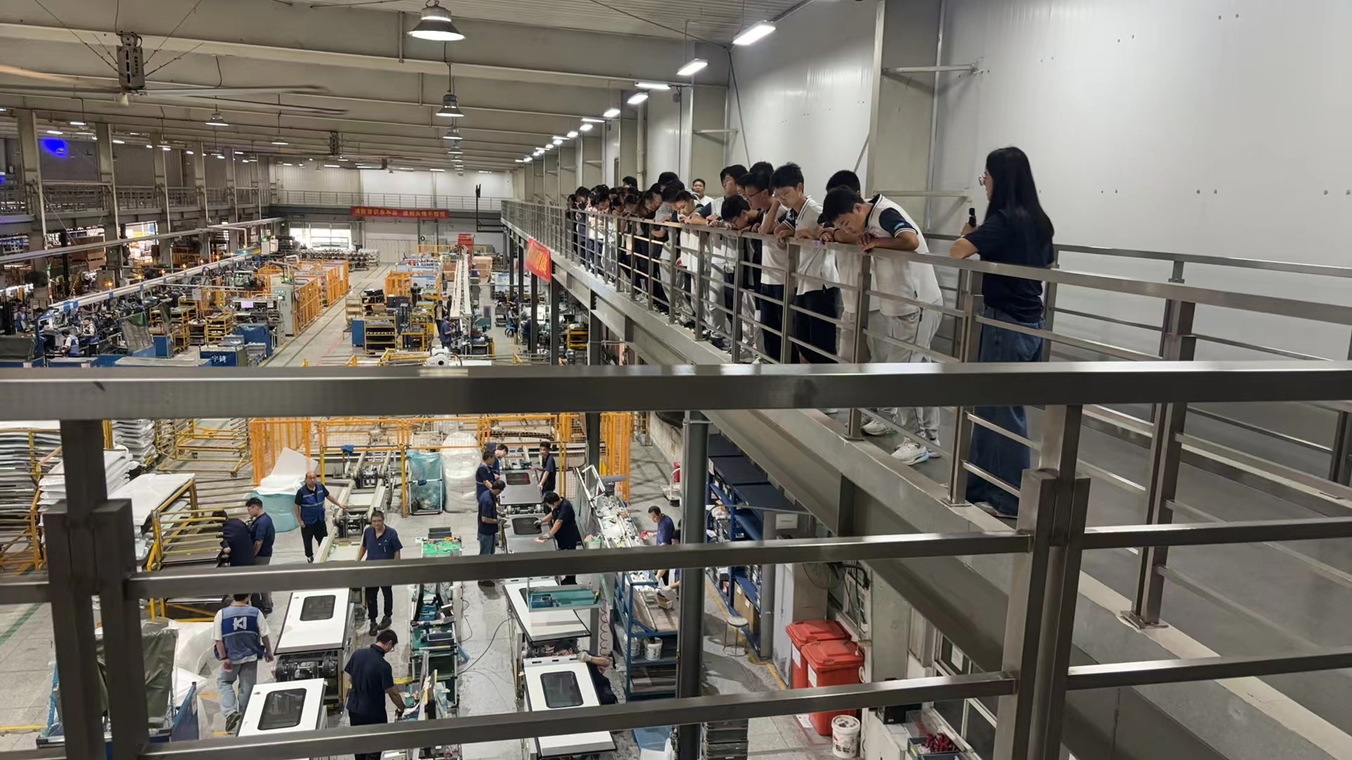 【融创德育】探秘城市脉动，科技点亮生活——初二年级开展社会实践活动(2)_html_m5e6ded09.jpg