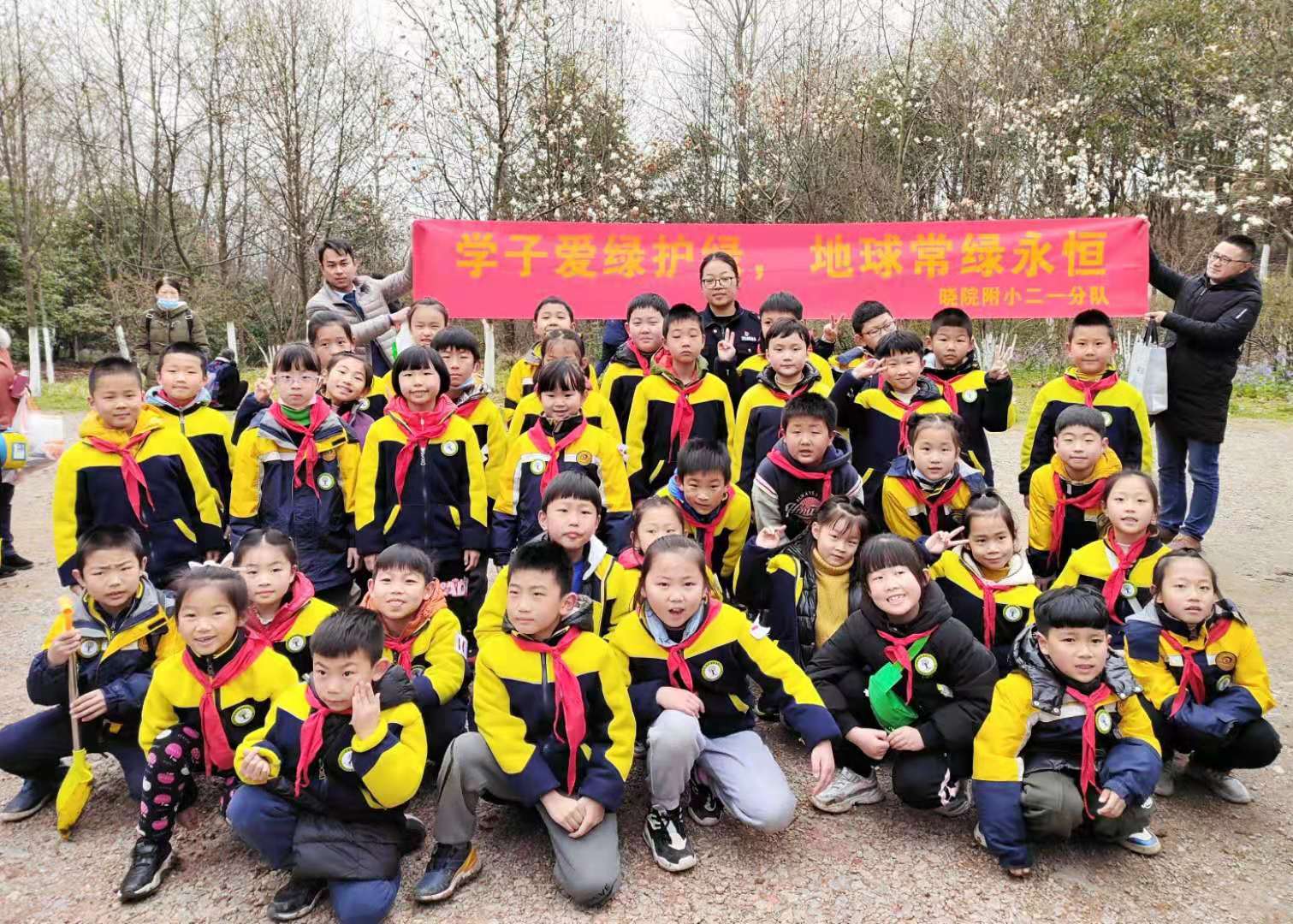 晓院二（1）班植树活动_html_2d4ed75.jpg