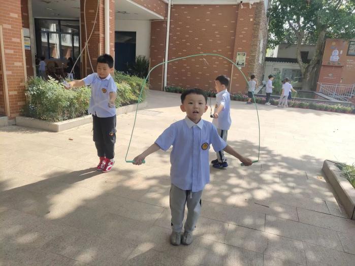 “我上学啦”一（2）班班级新闻稿_html_m335bd163.jpg