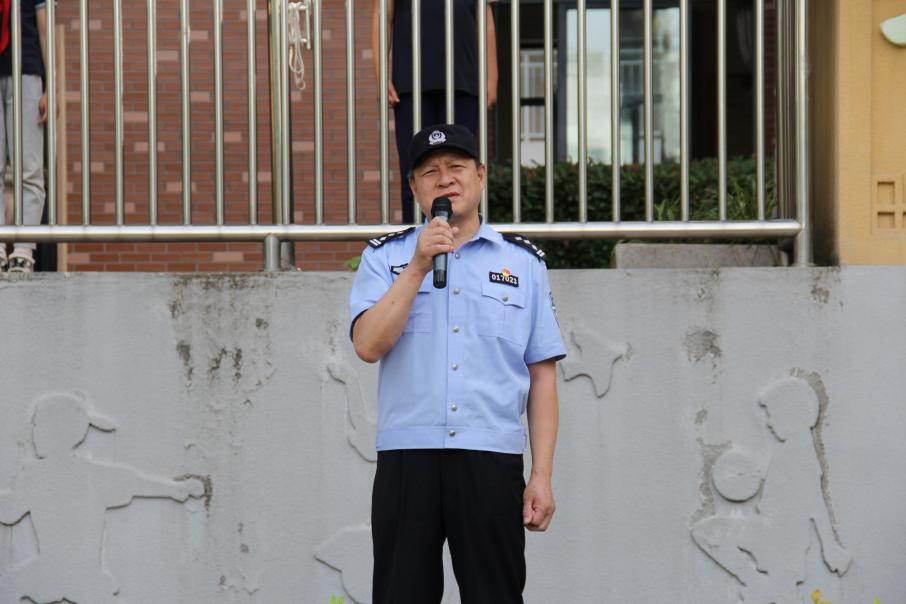 法制副校长_html_2addbeda.jpg
