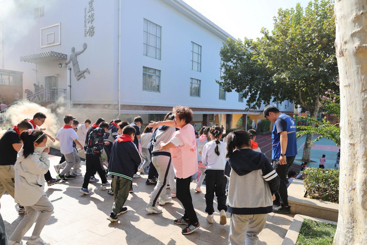 消防演练进校园——晓院附小开展消防安全演练活动_html_mb782a7.jpg