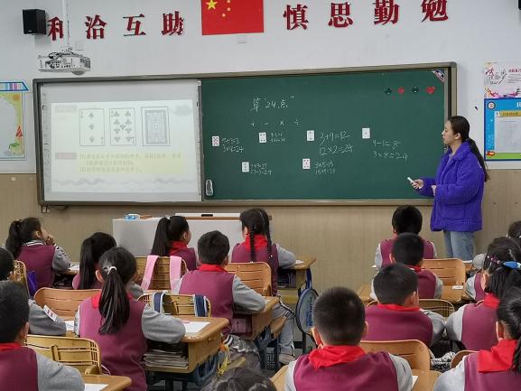 4.13数学视导报道_html_m5f06460b.jpg