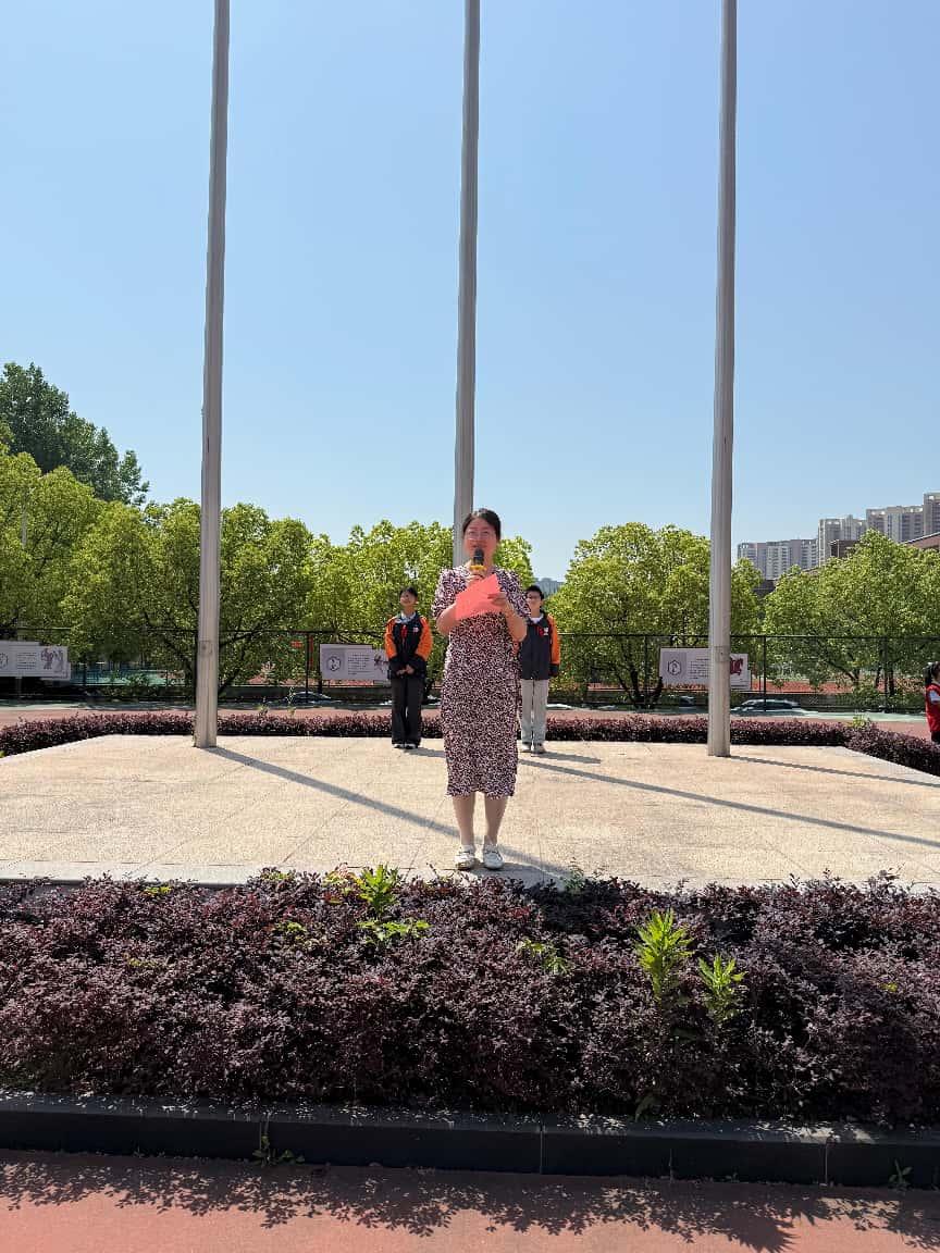 第14周升旗仪式报道（吴冬萍）_html_m6c732cb9.jpg