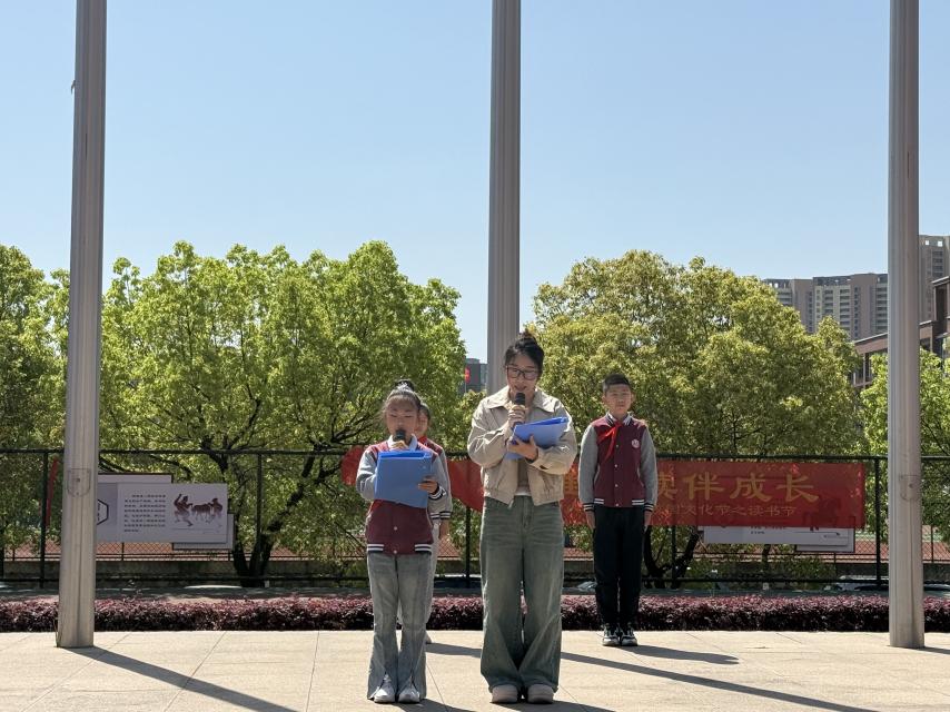 升旗仪式报道_html_3e19f26e.jpg