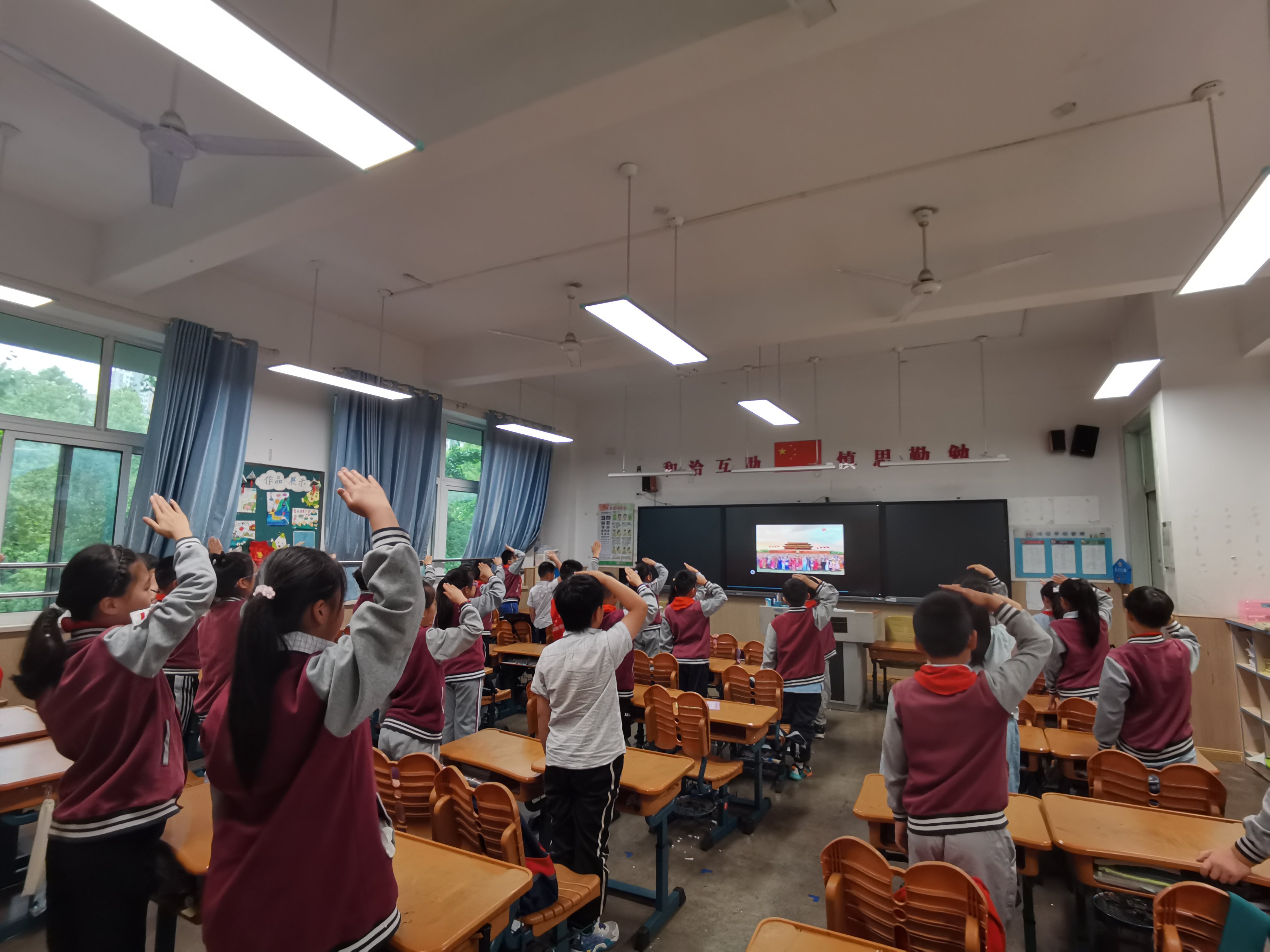 【丁香汉声·学生成长营】欢乐六一，多彩童年——第15周升旗仪式_html_m7b81cf75.jpg