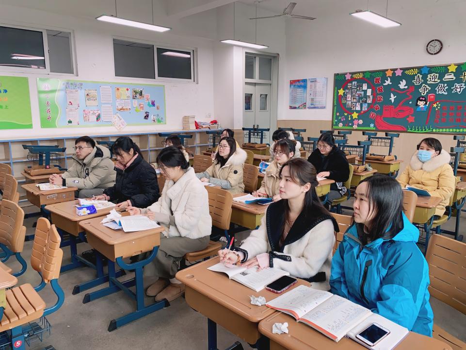 2.4 英语组第一次集体备课报道（研学新课标 践行新理念）_html_m6cda44b3.jpg