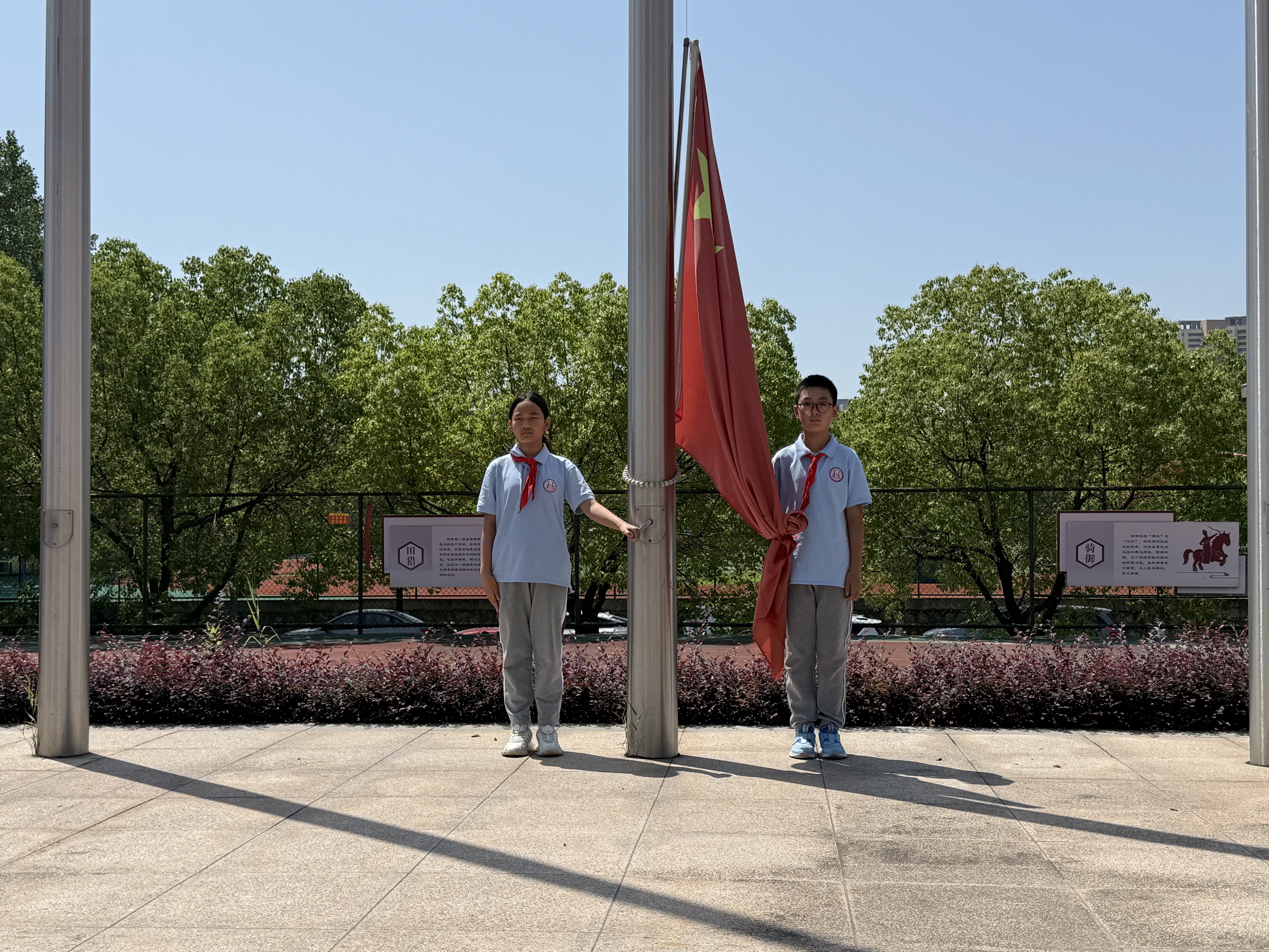 6.16升旗报道_html_m2329a3ca.jpg