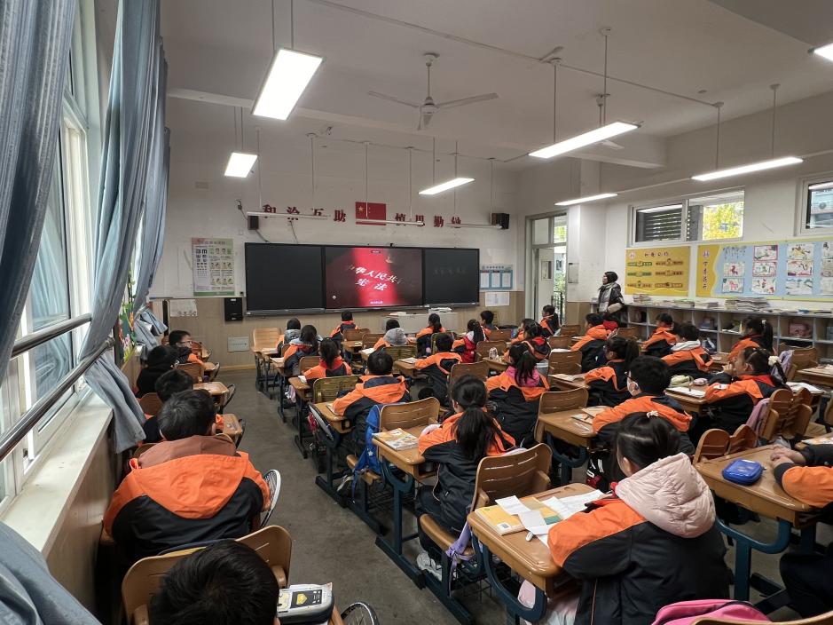 【丁香汉声·学生成长营】弘扬宪法精神，构建和谐校园(1)_html_m2b7442c8.jpg