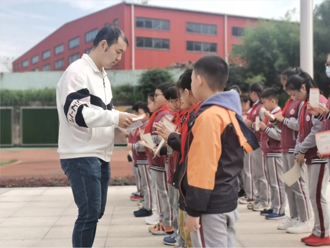 扬子晚报进校园新闻报道（五语 徐菁鸿）_html_m13bdbbf1.png