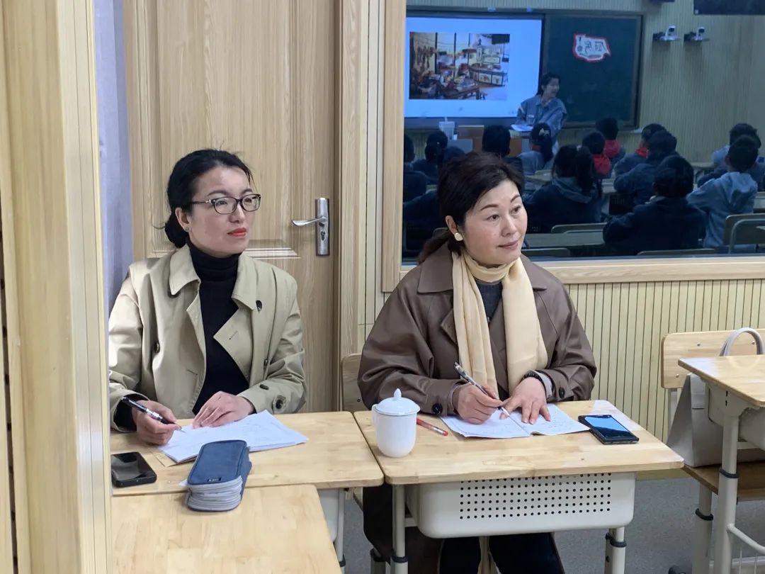 《书院紫金》春风化雨巧点拨，研讨反思促发展——记栖霞区小学美术教研员李娟老师亲临紫金小学进行指导